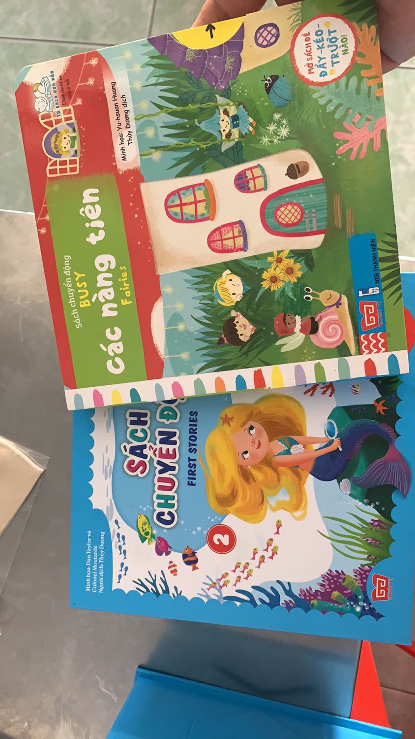 Sách đẹp, màu sắc bắt mắt, bé 2-10 tuổi đều thích. Nhưng nội dung siêu đơn giả do có 5 trang, ít chữ. Phụ huynh phải thêm thắt khi kể chuyện, chỉ hình ảnh