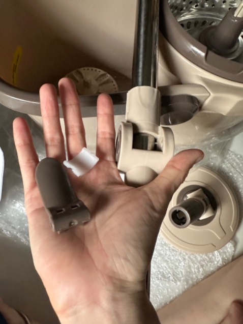 Sản phẩm rất tệ. Là hàng nhái. Nhựa mỏng manh. Vừa mở ra đã bị sứt tay khoá. Tệ hơn chữ tệ. Mọi người đừng mua. Lỡ mua rồi từ nay xin chừa mua hàng online