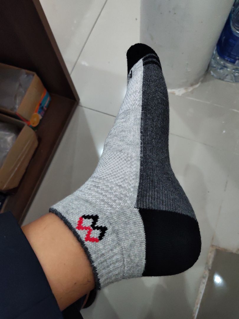 Tất dày và chạy bộ rất êm chân, tuy mặt trong hơi nhiều chỉ thừa nhưng cũng ko ảnh hưởng gì