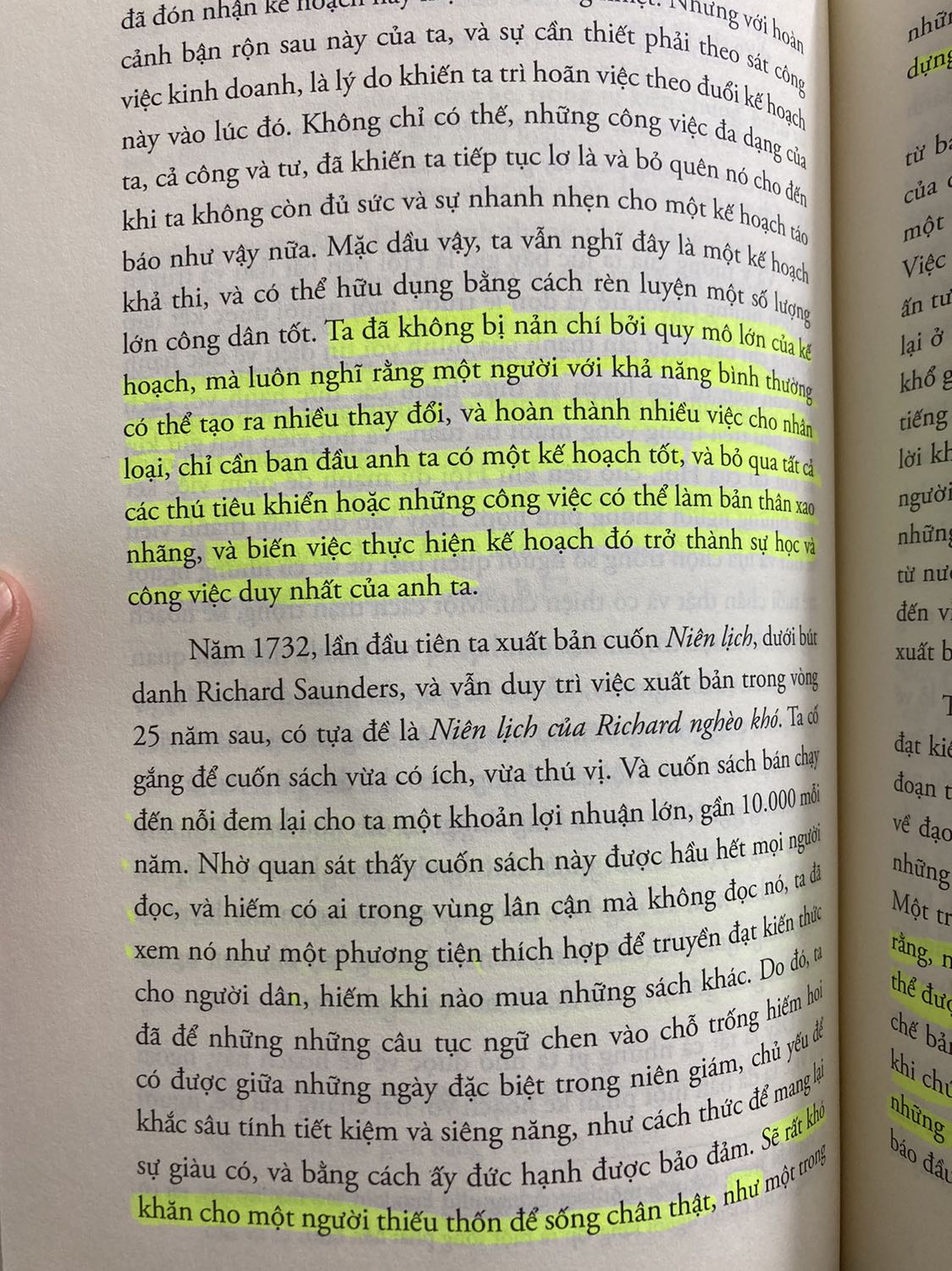 Benjamin Franklin thì bạn ko nên bỏ qua, ông là một trong những người được ngưỡng mộ và nhắc đến khá nhiều trên thế giới.
Sách được bọc kỹ và mới. Giấy như SGK :))

Mạch tư duy: Từ nguồn cội đến lúc ông trưởng thành và trải qua những biến cố cũng như bài học trong cuộc đời.

Điểm tiêu biểu: Cách ông tự quán chiếu cuộc đời mình và đi theo những nguyên tắc do ông tự đề ra (được học khi đọc sách nữa).

Nhận xét cá nhân: Cách ông áp dụng khá giống với trong các đạo nhắc đến sự quán chiếu bản thân. Với những đóng góp to lớn cho nhân loại bằng cách luôn nghĩ cách giúp tốt hơn cho con người, mình nghĩ ai cũng làm được nhưng chỉ khi có sự không vị kỷ trong con người mình.

Love.!
