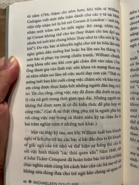 Mình thấy sách của Huy Hoàng nhìn chung đều có nội dung rất hay và mang tính thời đại. Cuốn này mình không nghĩ là dày thế đâu, hơn 400 trang. Sách có bookcare nên có bọc. Cảm nhận của mình khi đọc những trang đầu tiên và đọc lướt qua 1 số phần rằng đây là 1 cuốn sách sẽ lật ngược và bác bỏ rất nhiều cách nuôi dạy con hiện đại. Mình thích nội dung sách đi vào những vấn đề cốt lõi chứ không lan man, lại còn có phần thực hành. Và cốt lõi nội dung tác giả muốn đặt ra là sự gắn kết và tình yêu thương giữa người với người từ các thế hệ với nhau, sự kiên nhẫn của bố mẹ với con cái mới là cách nuôi dạy 1 con người theo đúng nghĩa. Tác giả không giáo điều và mở ra 1 góc nhìn khác cho người đọc. Sách còn có bookmark hình tròn nhưng mình không chụp. Đây là cuốn sách đáng đọc và đáng để bỏ thời gian ra đọc chậm 1 chút