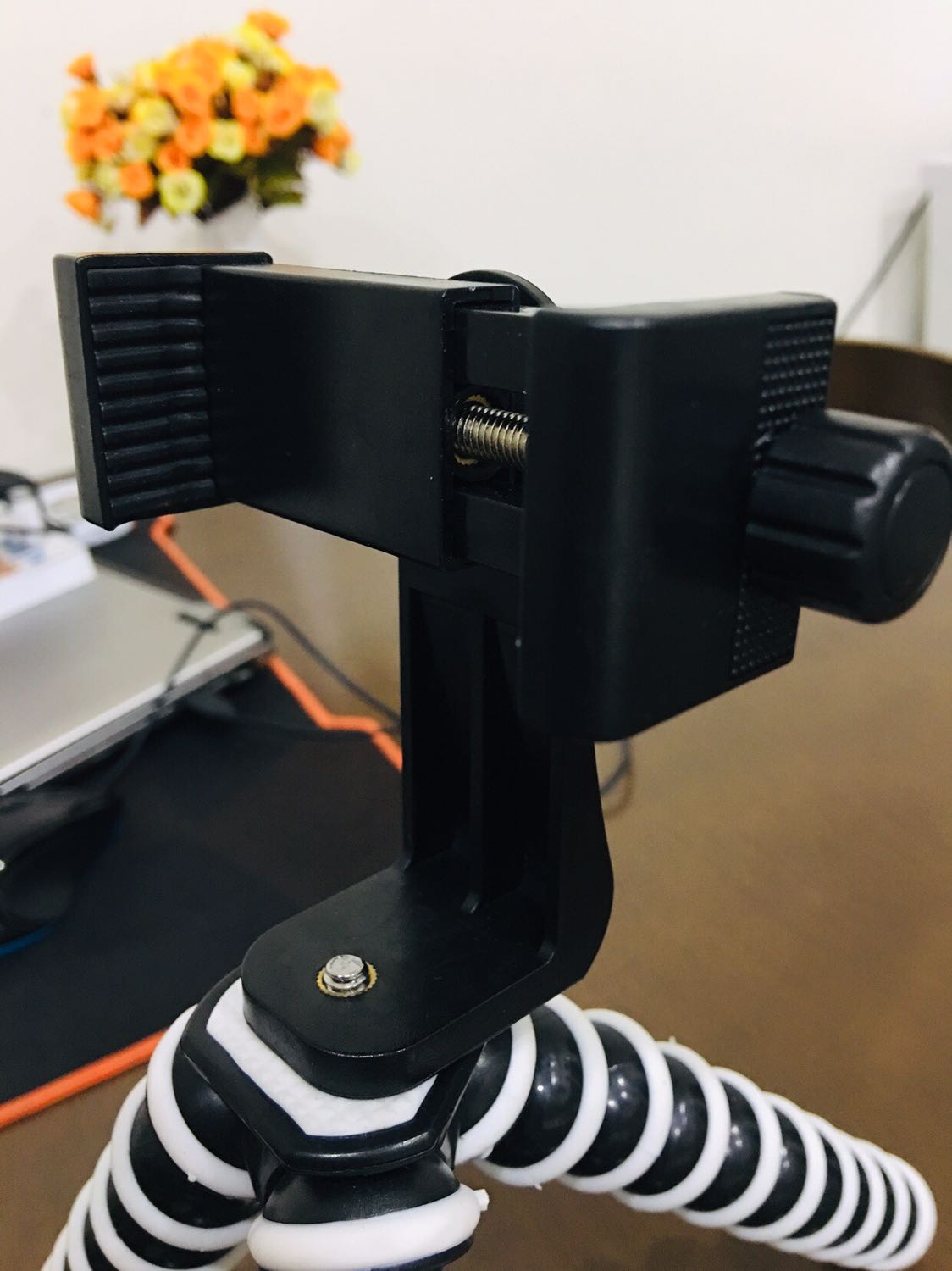 Sản phẩm ổn trong tầm giá, giữ chặt. Hàng giá này thì không thể chống rung rồi, còn lại thì không có gì để chê.