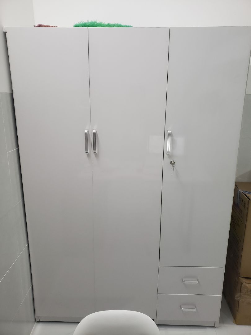 tủ nhựa xinh xắn, cứng cáp, đựng rất nhiều đồ. lúc đầu mình order nhầm màu, sau đc shop hỗ trợ đổi ngay màu mình ưng. Tủ đc giao nguyên tủ tới chỗ mình ko bê lên lầu được, anh shipper tháo từng phụ kiện để đem lên (nhưng có phụ thu nhé) a Shipper rất nhiệt tình và hoạt ngôn lắm các bạn ạ :)