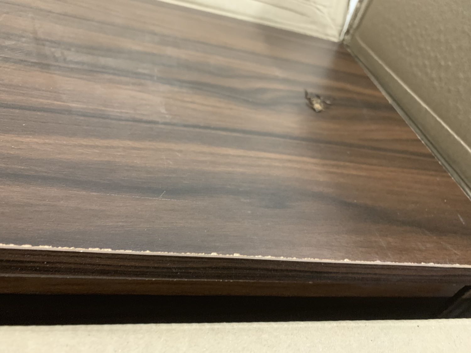 Tủ đã cũ, mép tủ sờn và đã qua sử dụng, đề nghị liên lạc ngay và đổi tủ mới cho tôi !!!