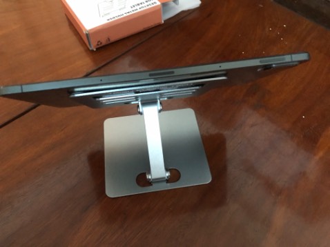 Chắc chắn, thiết kế đẹp có khe sau giúp máy bớt nóng hơn