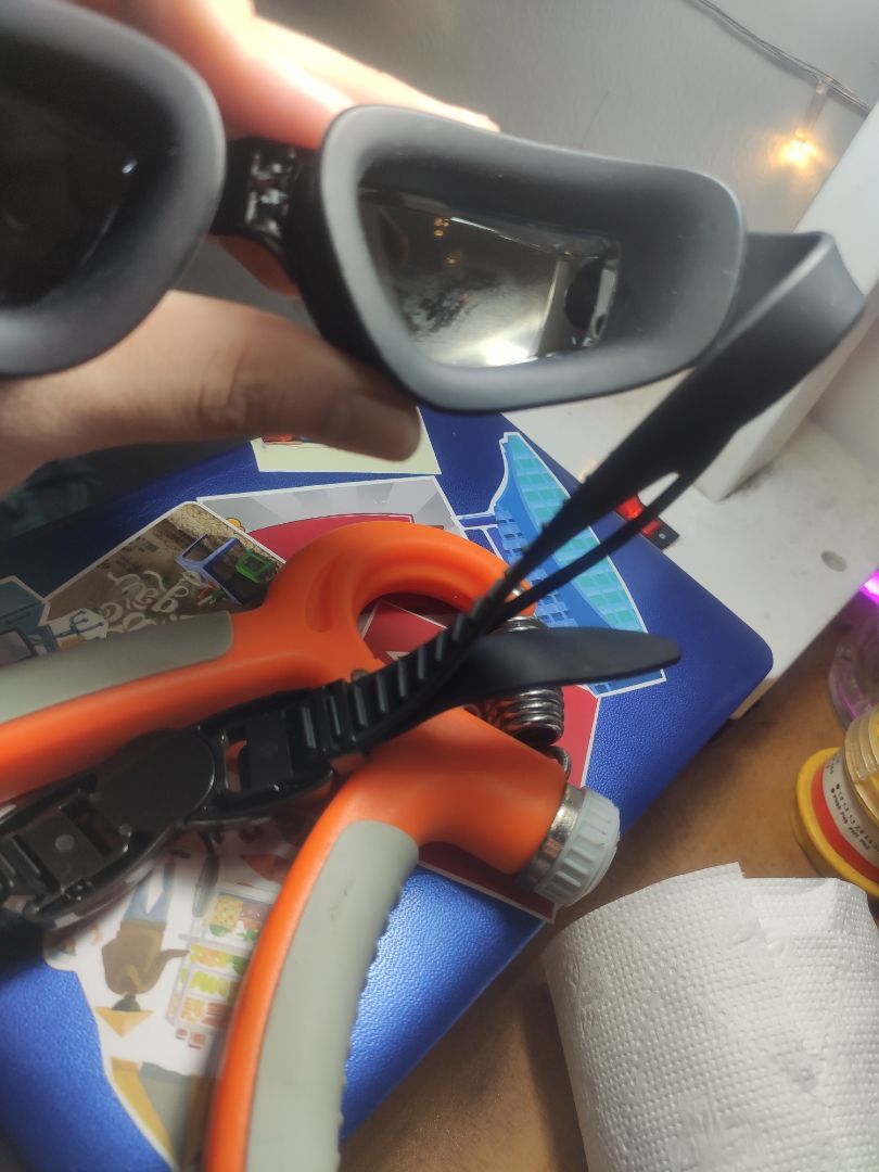 Đã dùng một lần. kính bơi thẩm mỹ cao, rất đẹp. Tuy nhiên độ hoàn thiện chưa cao lắm, các bạn xem hình sẽ thấy chỗ bị thừa keo. Kính có 1 lớp chống sương, nhưng theo mình thấy nó ko bền, bơi 1 lần xong thấy nó bầy hầy như hình mình chụp (cái này tốt nhất nên mua anti fog bôi vào, đồ free xài chán). bịt tai thì cũng tạm, mình bơi sải hay bị rơi ra, kính đặc biệt rất tốt ở việc không vào nước dù mình để dây lỏng, rất đáng khen. cho 4 sao