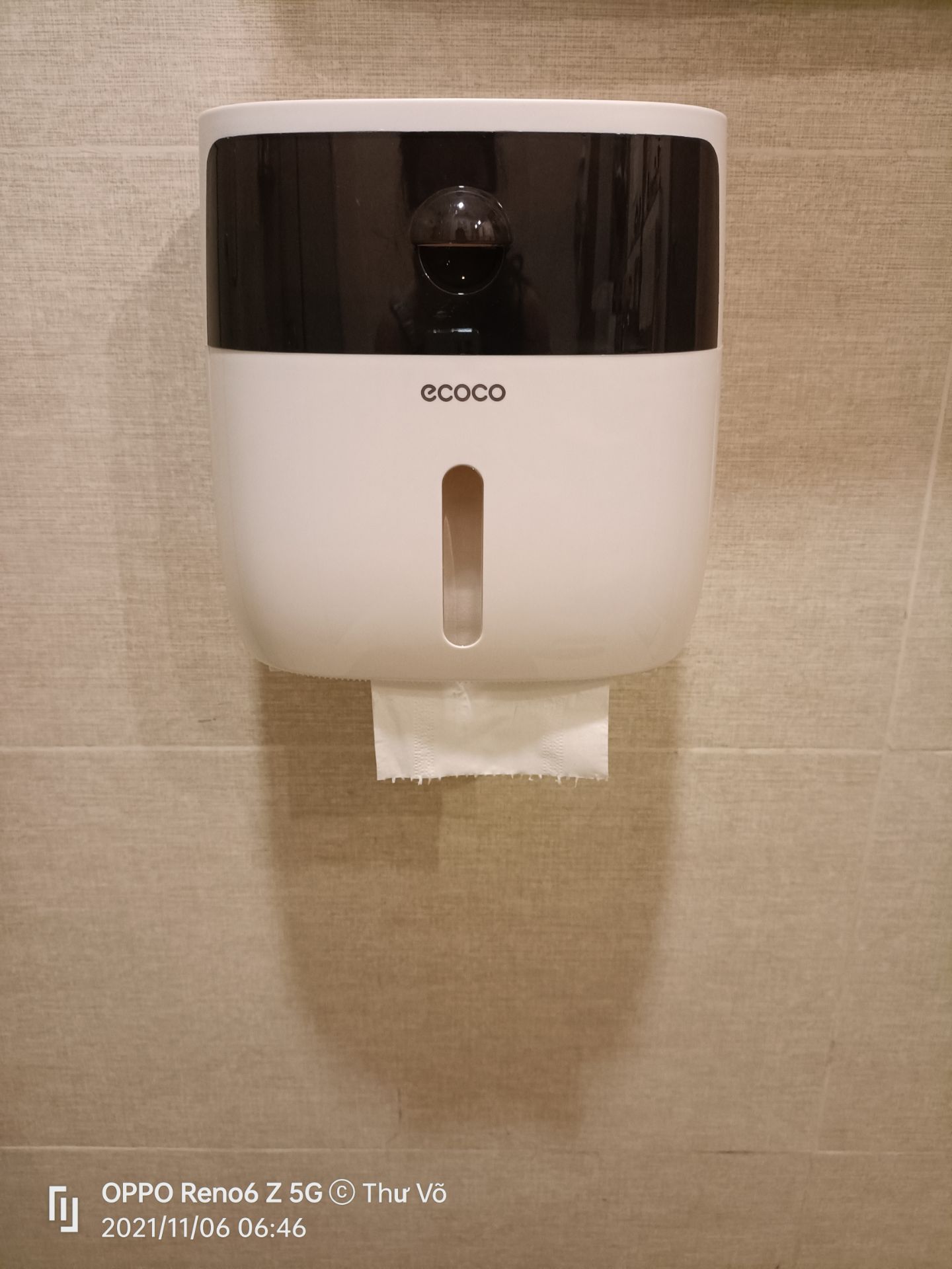 Hộp nhựa đẹp, chắc chắn. Nhưng giao sai màu: đặt xám trắng lại giao đen trắng.