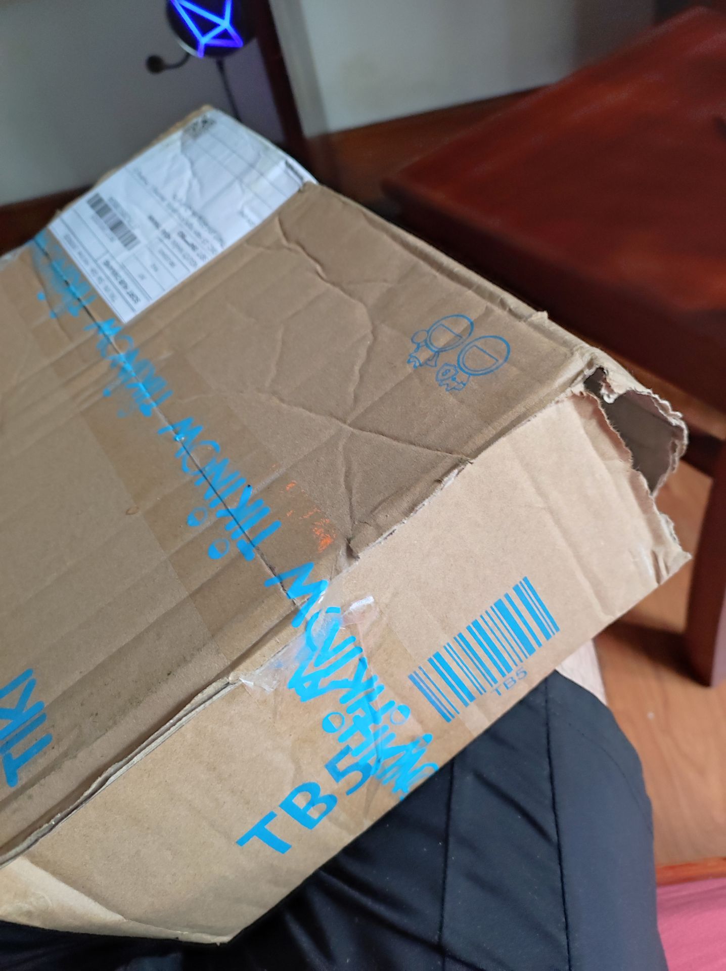 hàng về thùng nát bươm, lại còn ngày mưa nữa, sợ hàng bên trong có vấn đề nhưng may mắn là không sao, hàng đẹp.