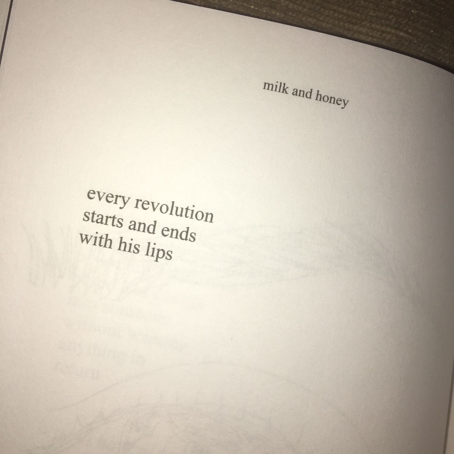 Khuyến khích các bạn mua thêm bọc sách!!!
Chất lượng sách tuyệt vời và nội dung hay dù là thơ của Rupi Kaur không vần như thơ Việt Nam mình. Tất cả có 4 chương: hurting -> loving -> breaking -> healing. Có nói về các vấn đề abuse, rape, trọng nam khinh nữ, toxic relationship nên disturbing với một số người