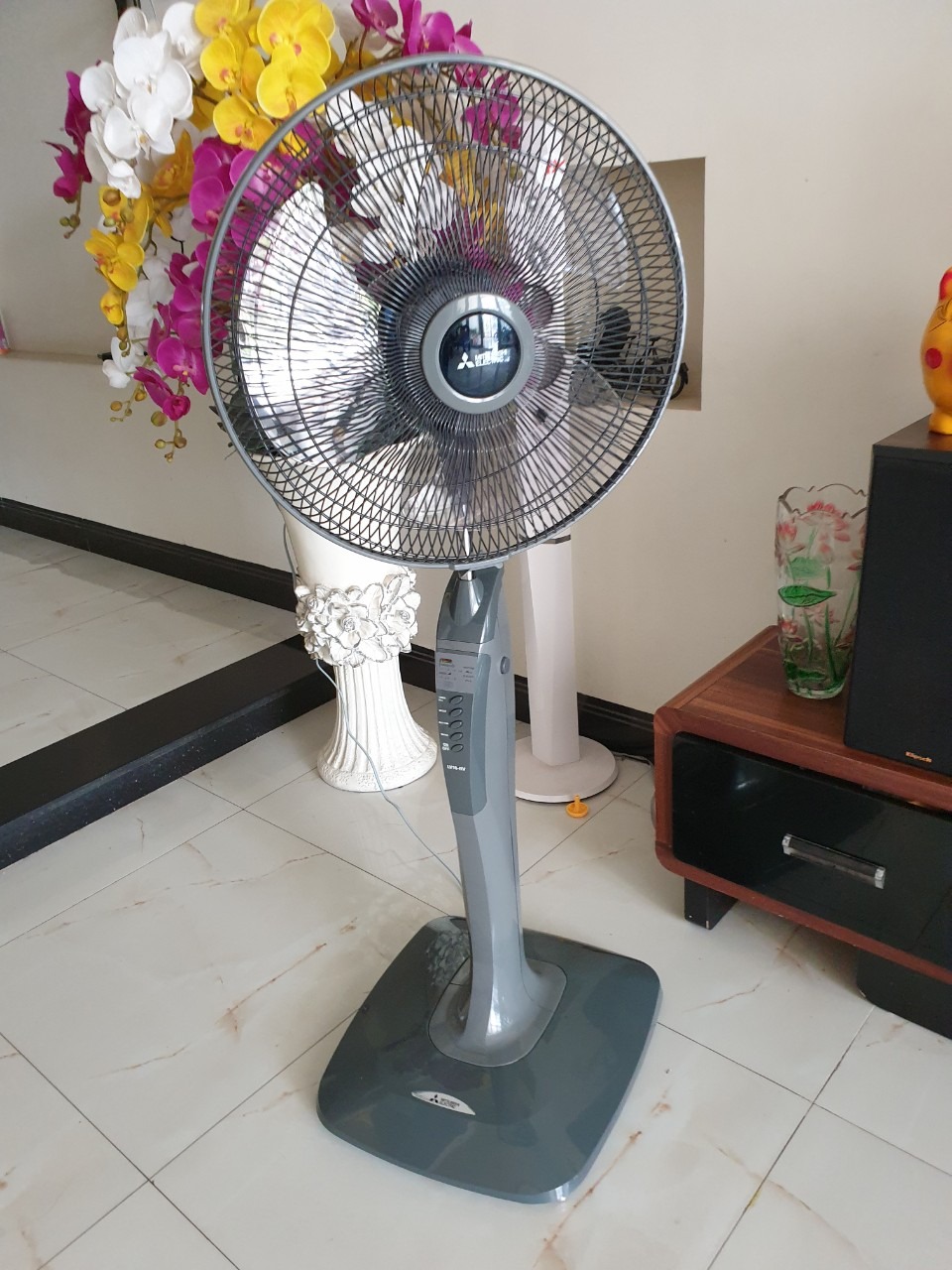 Hàng nhận nguyên thùng, nguyên siêu. Mới 100% theo đúng sản phẩm đã đặt trên hệ thống Tiki, lắp đặt dễ dàng. Quạt chạy êm, remove điều khiển nhạc, có 3 tốc độ gió luồng gió mạnh mát. Về độ bềnh mới mua chua đáng giá được phải chờ thời gian sau. Giao hàng nhanh mới đặt ngày trước ngày sau có hàng. Nhân viên giao hàng vui vẽ, thân thiện.