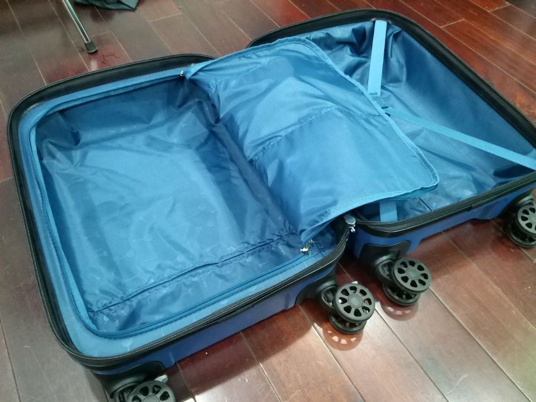 Sản phẩm đẹp, khóa kéo trơn tốt, trọng lượng nhẹ, giao hàng hơi lâu nhưng hài lòng với chất lượng sản phẩm. Giá thành sản phẩm xứng với giá tiền, mua trên tiki còn có phiếu giảm 100k