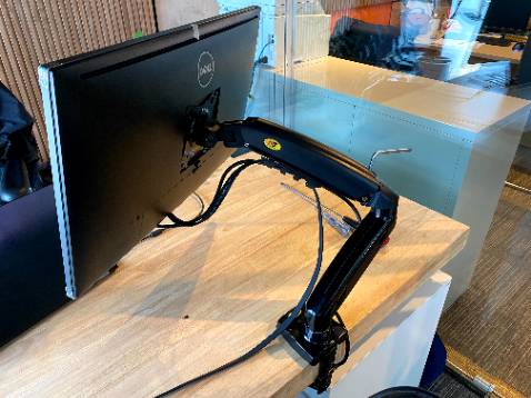 Không thể hạ thấp độ cao, do ốc chỉnh bị lỗi kỹ thuật. Vặn ốc theo hướng dẫn thì cả trụ cũng xoay theo, nên là màn hình cứ cao vống lên. Phải cắm cái que vào để giữ lại. Trông mà chán.

Có thể khắc phục bằng cách nào, hay là phải đổi cái khác ???