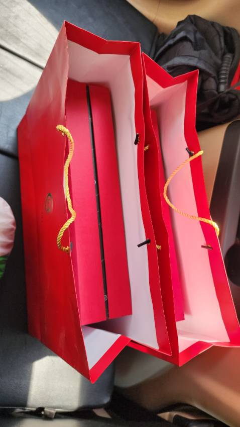 Hộp trà thì ok, mà cái túi hơi mất nếp chút do gói bằng bịch bóng chống sốc. Để trong hộp carton vận chuyển sẽ ok hơn