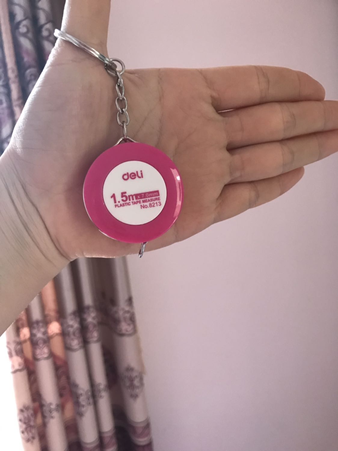 nhỏ nhỏ xinh xinh, mực nét k bị nhoè. Vẫn còn nguyên vỏ mà 2 mặt thước vẫn trầy xước.