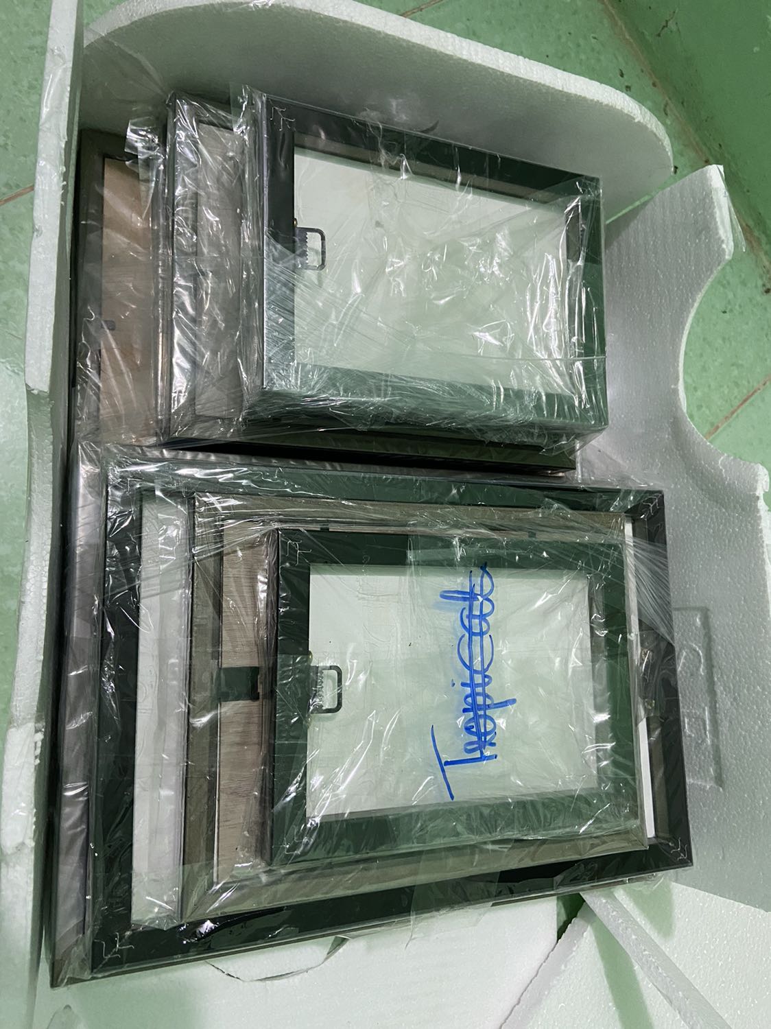 Tranh đẹp, shop đóng gói rất cẩn thận, không bị hư hỏng gì dù gửi rất xa. Có kèm sơ đồ nên treo nhanh. Tuy nhiên sơ đồ bị sai ở 2 cái tranh lớn, mình quên để ý, làm xong, xé rồi treo lên mới phát hiện tranh lớn cần treo 2 đinh 2 bên chứ không phải 1 cái chính giữa như tranh nhỏ