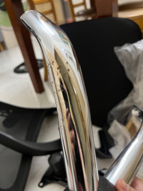 Chân ghế bị gỉ sét vậy mà shop k kiểm tra trước khi giao. Ghế gì mà yếu ớt. Quá thất vọng