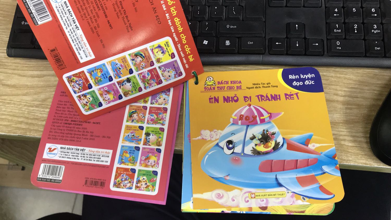 Giao hàng nhanh cực. Sách nhỏ xinh màu sắc đẹp, phù hợp với trẻ