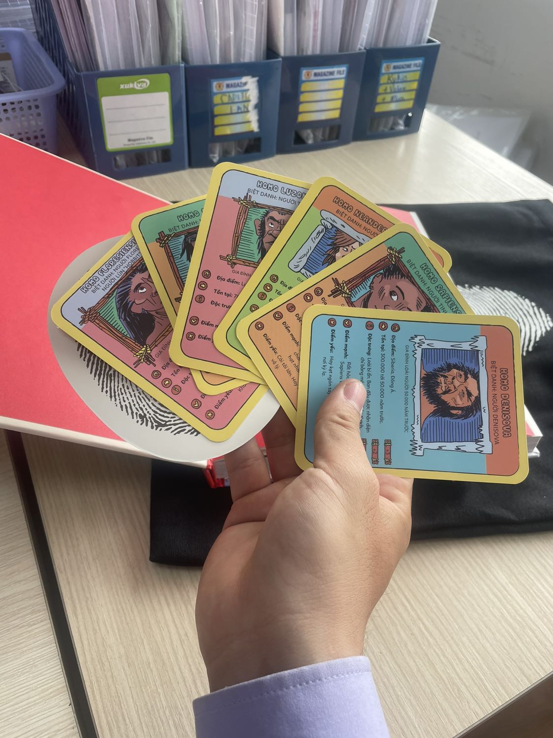 Chưa đọc nhưng thấy ưng rồi đó. Mình mua combo 2 cuốn giá khoảng 500k. Bộ sản phẩm nhận được thì 2 cuốn sách, túi vải, bookmark. Sách vẽ và màu sắc nhẹ nhàng.