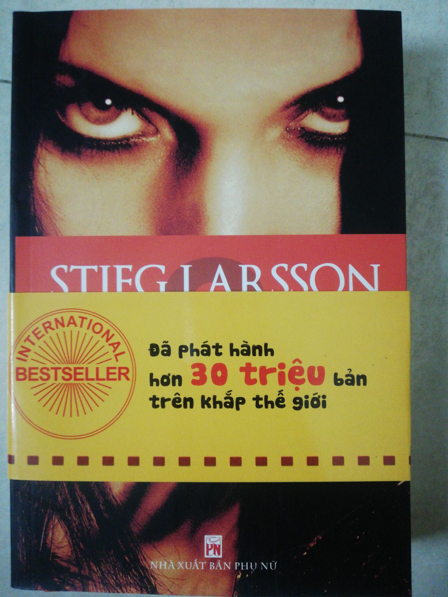 tiki ơi, trả sách cho đơn hàng của mình, mình mua bìa màu đen lại giao bìa màu đỏ cho mình,mình muốn trả hàng