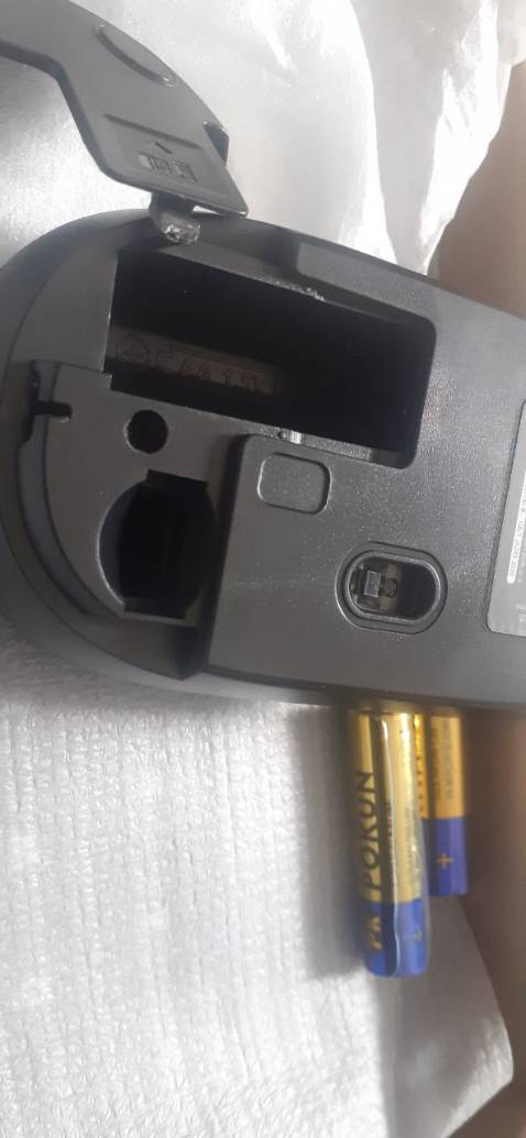 Bàn phím và chuột không dây, nhưng thiếu USB nên không dùng được