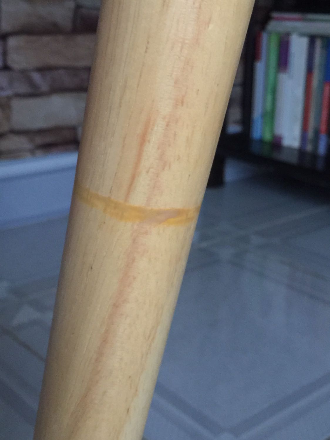 1 . Một góc của bàn bong tróc như thế này 
2. Chân bàn không đều, khập khiễng
Mình không yêu cầu nhà cung cấp thu hồi hàng mùa dịch bệnh phúc tạp này. Nhưng mình có thể yêu cầu các hướng dẫn mình cách khắc phục chỗ xấu xí kia. Các bạn k nên làm ẩu rồi cung cấp cho người tiêu dùng đại như thế.