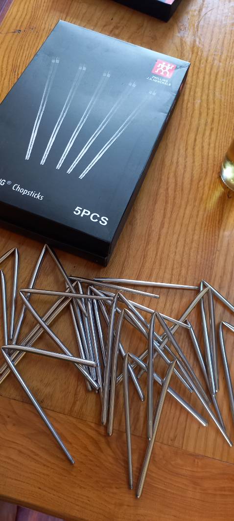 Đũa mỏng manh, hoàn thiện kém, mối hàn còn cháy đen - tẩy chưa hết, hoa văn mờ nhạt. Rất tệ.