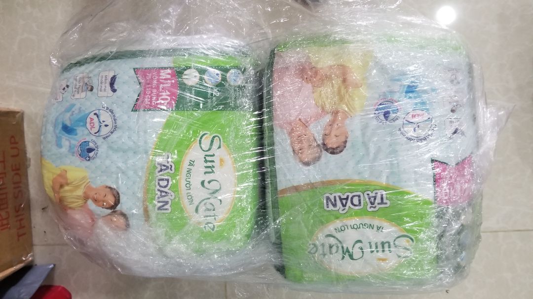 Tiki thông báo 12/8 có hàng mà hôm qua ngày 6/8 phát cho mình ở Vũng tàu rồi. Đóng gói 2 gói vào nhiều lớp quấn nhựa dính thành 1 gói bự và trong mỗi gói có 2 bịch. Tiki lúc nào cũng chu đáo trong đóng gói. Bạn ấy lúc nào cũng được điểm cộng cho việc này.
Về Shipper thì vui vẽ chờ mình khi mình nói mình đang bận.
Về chất lượng: Tối qua và hôm.nay lấy ra xài rùi ạ. tả dán mềm mại và lớp dưới đáy màu xanh siêu thấm, kháng khuẩn . Trên vòng bụng tả có ghi rõ dán chặt, vừa, lỏng và có gấp nếp sẵn rất tiện để dán. Miếng dán khá tốt, gở ra dán lại vài lần vẫn dính. Đánh gía khá tốt so với Caryn loại nhà mình đang dùng cho Bà. Tối qua bà Đại tiện, không bị dính ra ngoài. Chị mình khen và kêu mua thêm. Mình đang chờ  đợt Sales ngày 8/8 để mua thêm nè.