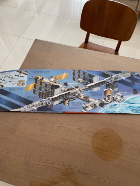 Giao hàng nhanh, đóng gói cẩn thận, sách in đẹp, hình ảnh bắt mắt, sống động. nội dung dịch khá tốt