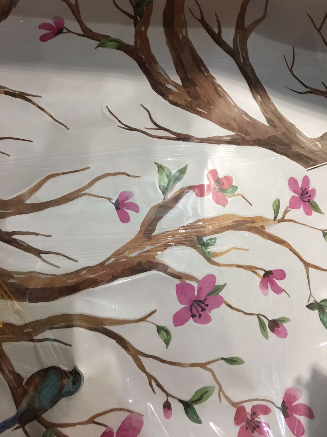 Vừa mới nhận đc hàng nên tk vẫn đang trong trạng thái giao hàng, nhưng vì hơi vội mà sợ quên nên *** luôn :v chưa thấy bạn nào *** về em decal này nên liều ord luôn :) nhưng ahihi :) decal đc cuộn lại á, nên ko lo bị ls cả. Vs cả mình chưa dán thử nhưng nhìn qua thấy hơi mỏng, ko biết dễ bóc ko. Đây ms chỉ là đánh giá lúc mở hộp thôi :v chưa bóc “seal” :) Cho những ai đang phân vân thì cứ quất thôi :v với giá này thì hợp lí cho em decal soang chảnh + cute này rồi