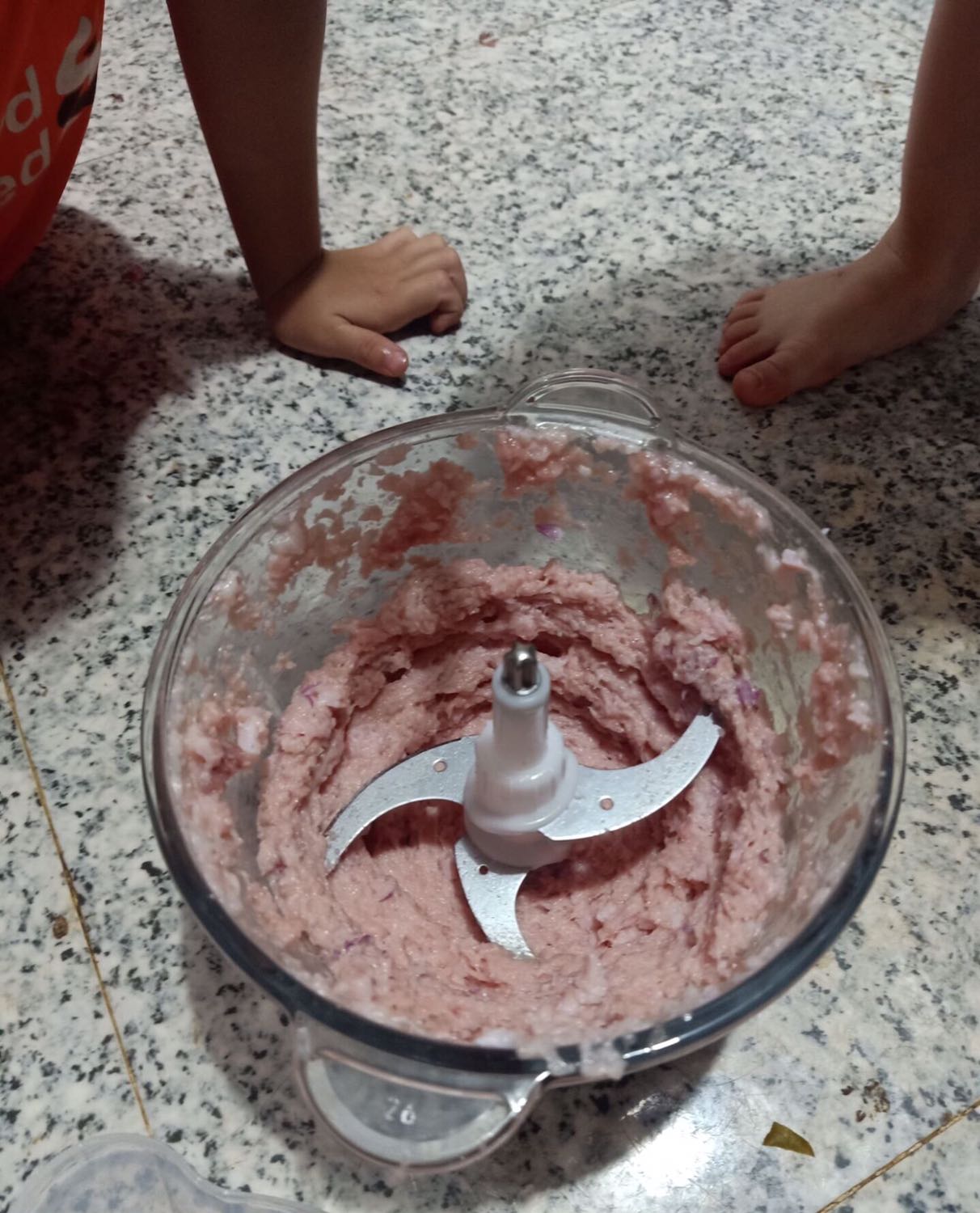 Hết lước chấm hết lước chấm 🤤🤤🤤 Máy xay thịt có phù phép gì mà xay thịt cảm thấy ăn ngon dữ taaaa, 1 nốt nhạc là có ngay 1 bữa cơm rất là toẹt zời. Xay rau củ cũng okla luônnnn, dùng được mấy tuần rồi vẫn ngon lành nên lên gửi shop ít hình ảnh hè hè bảo hành 12 tháng xịn quá trời quá đất