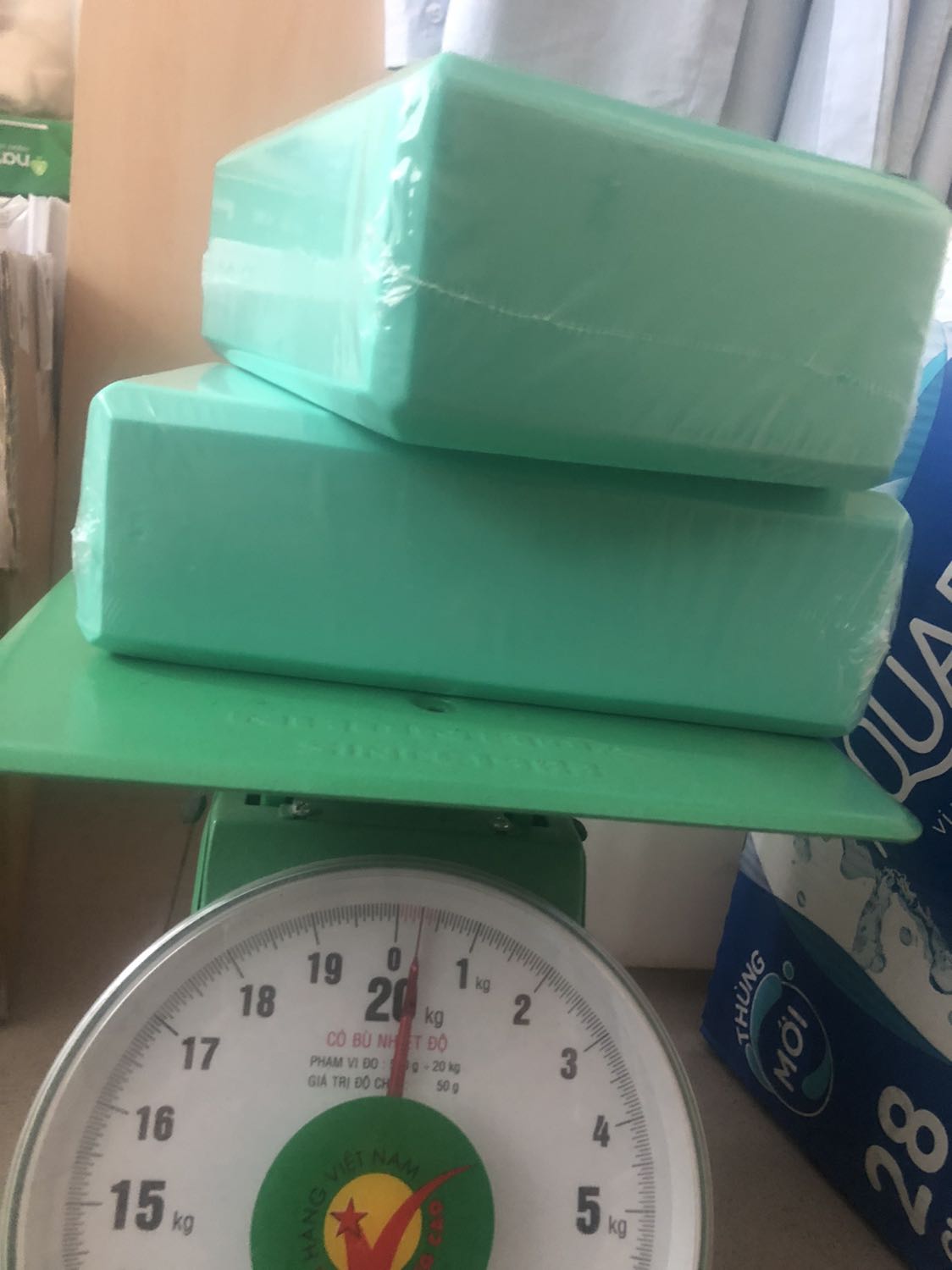 2 gạch gối rất mềm và nhẹ, mô tả sp ghi là 250gr/gạch nhưng thực tế 2 gạch chưa tới 300gr, chất liệu không phải là xốp đặc, nếu gỡ bỏ lớp nilon bên ngoài ra chắc chắn sẽ xẹp nếu dùng lực lúc tập yoga. 2 gạch gối rất mềm và nhẹ, mô tả sp ghi là 250gr/gạch nhưng thực tế 2 gạch chưa tới 300gr, chất liệu không phải là xốp đặc, nếu gỡ bỏ lớp nilon bên ngoài ra chắc chắn sẽ xẹp nếu dùng lực lúc tập yoga.