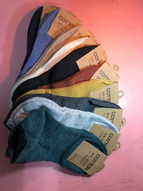 Set 10 đôi tất thoải mái đi cả vụ luôn.
Cổ ngắn m đi qua mắt cá chân 1 tí thôi. Rất ưng vì ngắn đi cho nhanh dễ đi, tháo ra cũng nhanh.