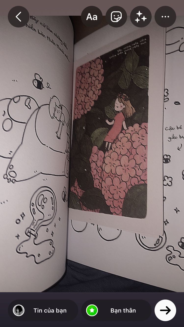 -Yêu Những Ngày Nắng Chẳng Ghét Những Ngày Mưa-
lúc sách công bố bìa là hóng để săn bản có chữ kí tay của a kluz roiii, công nhận 500 bản mà hết nhanh quá may mà tui săn được kekeeke 
Mình mua sách là do mình yêu thích những nét vẽ dễ thương và là fan bê tông của a=))
Sách xinh lắm ạ, a kulz còn hướng dẫn vẽ kèm theo những lời tâm sự rất dth 💗 
Ngại gì mà k đặt sách đi mí bồ :3 iu thương