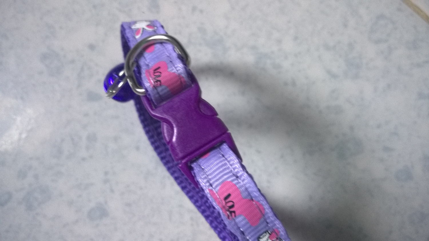 Vòng cổ không xinh lắm........................................................... Vòng cổ không xinh lắm...........................................................