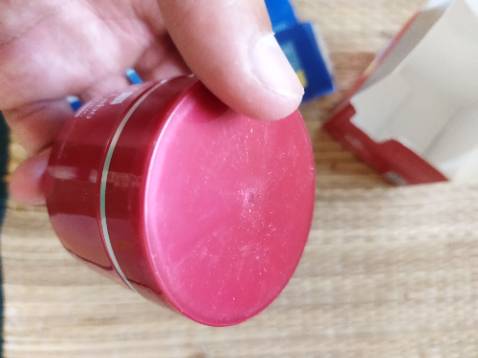 Hàng cũ đóng bụi
Hộp giao móp méo hết
Sản phẩm dùng trực tiếp lên da mà như này ai dám mua !