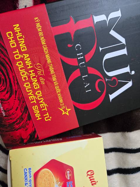 Sách cháy hàng nên 2 tuần mới nhận được. Mua cả fahasa thì ko lo sách fake, được tặng kèm quà bánh hơi lạ