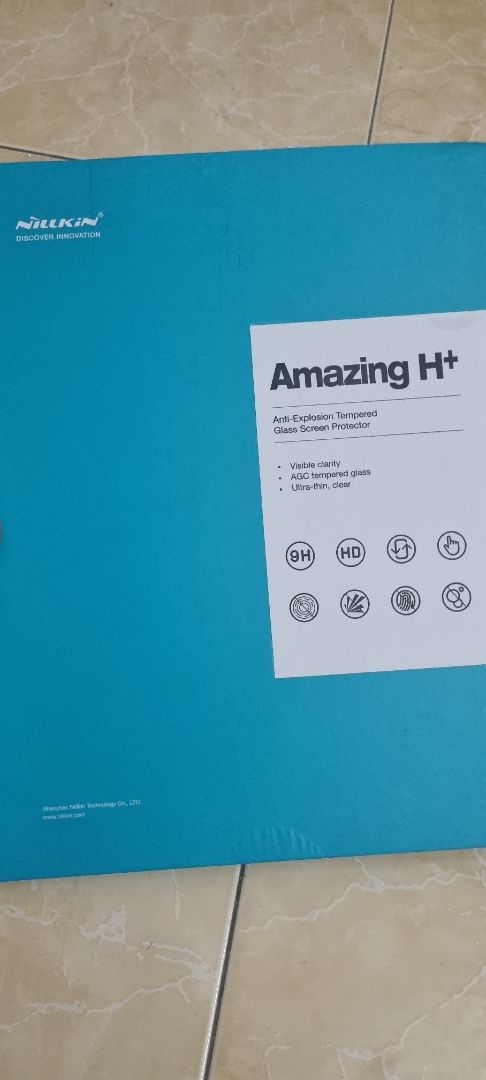 Nhận hàng thì thấy hộp rất đẹp. Miếng dán cũng vừa khít khìn khịt màn hình. (Có điều sờ vào cảm giác như miếng nhựa chứ ko phải kính). Nhưng nói chung cũng xài miếng dán của Nillkin cho điện thoại thấy rất ok.