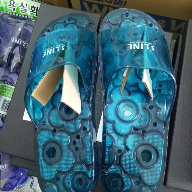 Đã mua và nhận được hàng như hình shop đăng. Dép đi êm, mềm, ko bị đau chân. Thích nhất cái là chống trơn trong nhà tắm cực kỳ tốt. Hàng của Hàn nên chất lượng siêu cao. Mua 5 đôi đi dần. À, mình mua của shop Asobu