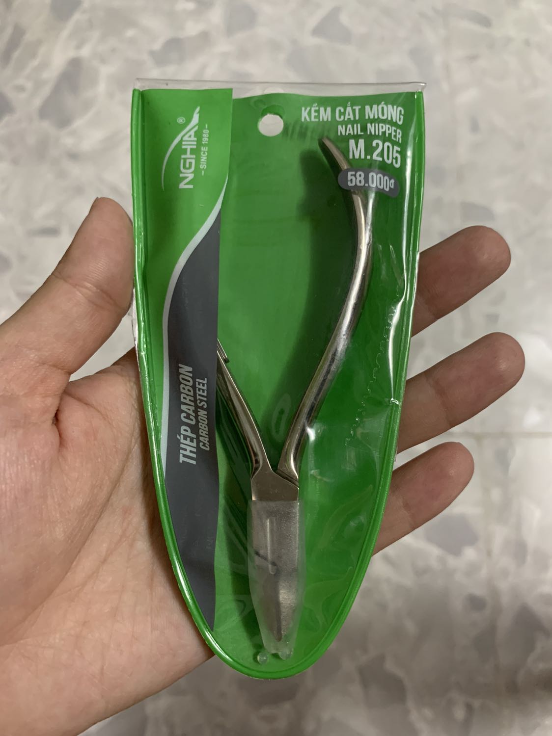 Hàng kềm Nghĩa đúng với thương hiệu, đẹp và cầm chắc tay. Mọi người nhìn kỹ sẽ thấy còn có cả hạt hút ẩm bên trong nữa.
Đây là món thứ 2 mua của kềm Nghĩa ở Tiki rồi.
Chỉ hy vọng là cắt móng sẽ đẹp. Haha