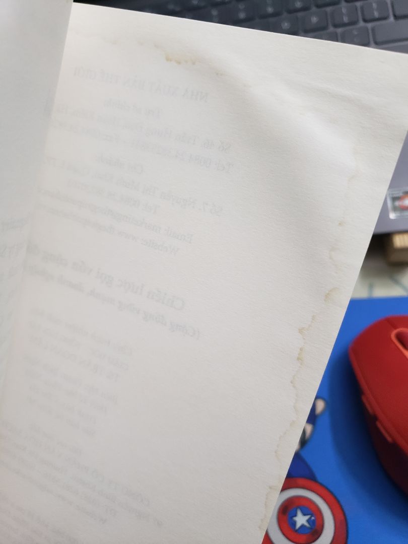 Tình trạng sách tệ như vầy mà cũng giao được cho khách? Nếu bán sách như thế này thì shop nên để thanh lý sách cũ chứ đừng đăng sale sách mới mà giao sách tệ như vầy. Giao hàng thì lâu, gói hàng thì không có chèn bọc xốp gì, đã vậy còn giao sách cũ như vậy, dịch vụ shop tệ đến thế sao???