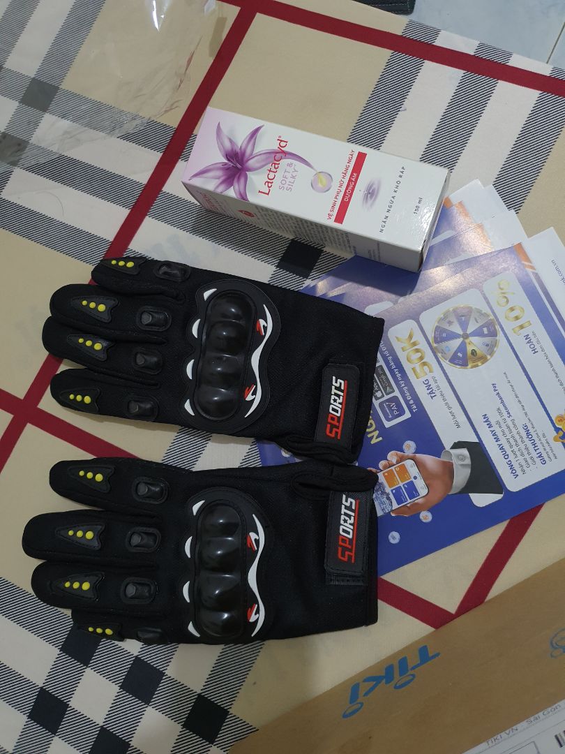 Găng tay mới nên hơi mùi nhựa, găng vải dày nên khó mà bấm chọt điện thoại như ý được