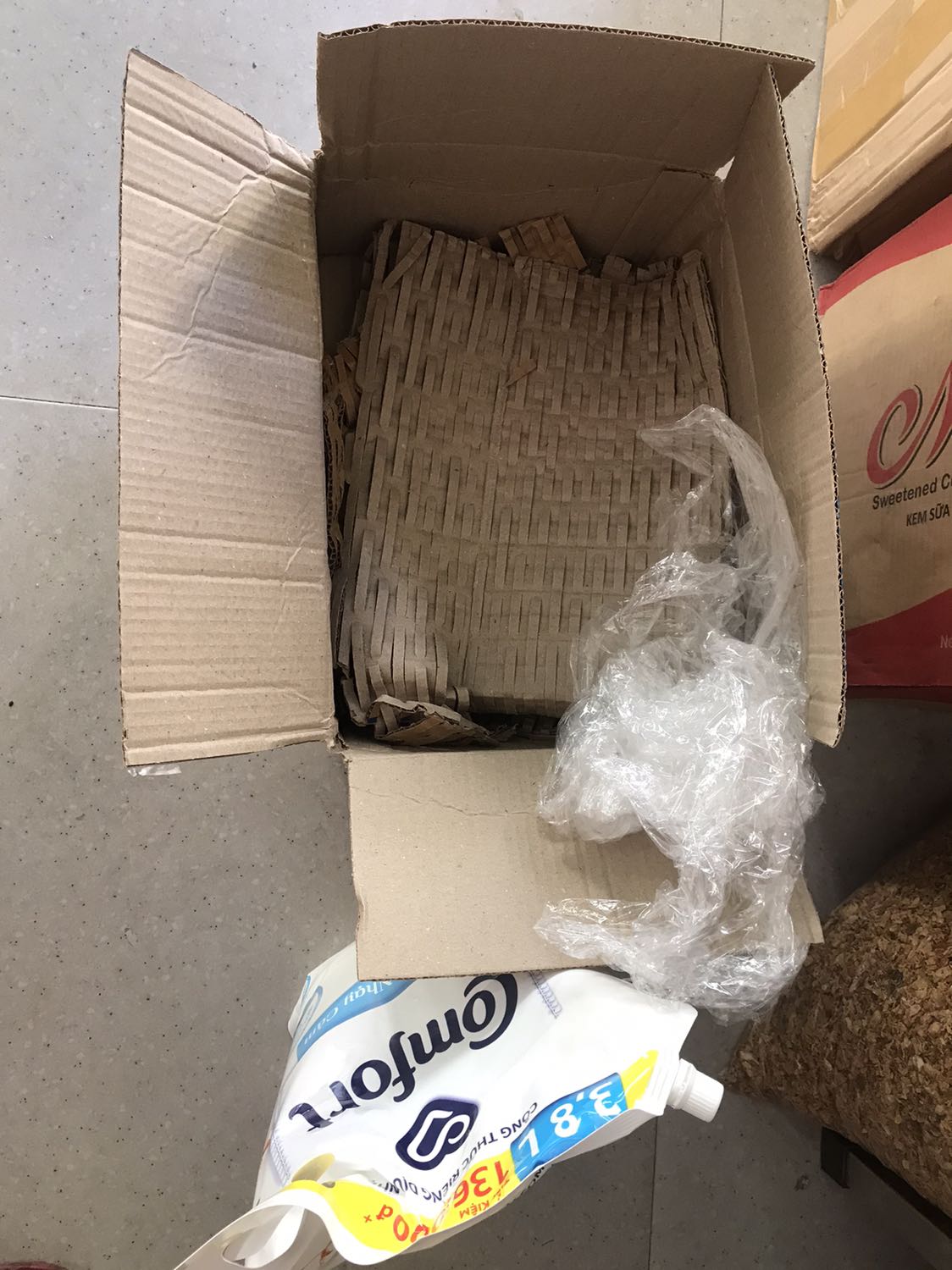 Đặt hàng lúc 0h21p ngày 23/11/2021 nhưng k có quà tặng kèm như quảng cáo, nhắn tin hỗ trợ thì nv báo do mình k tích vào quà tặng trong khi mình k hề thấy quà tặng hiện lên mà tích? 
 Đây k phải lần đầu mình mua hàng có quà tặng mà mình k biết nha!
Lỗi kỹ thuật do set up quà tặng mà lại đổ lỗi do khách hàng! 
Cảm thấy quá thất vọng! 
Đánh giá 2 sao: 1 sao cho sản phẩm thơm mùi dịu nhẹ mình hay sử dụng và 1 sao cho đóng gói hàng cẩn thận bọc kỹ bằng giấy catton vụn chống sốc! Còn lại trừ 3 sao cho việc set up quà tặng, chăm sóc khách hàng và xử lý phản hồi kh!