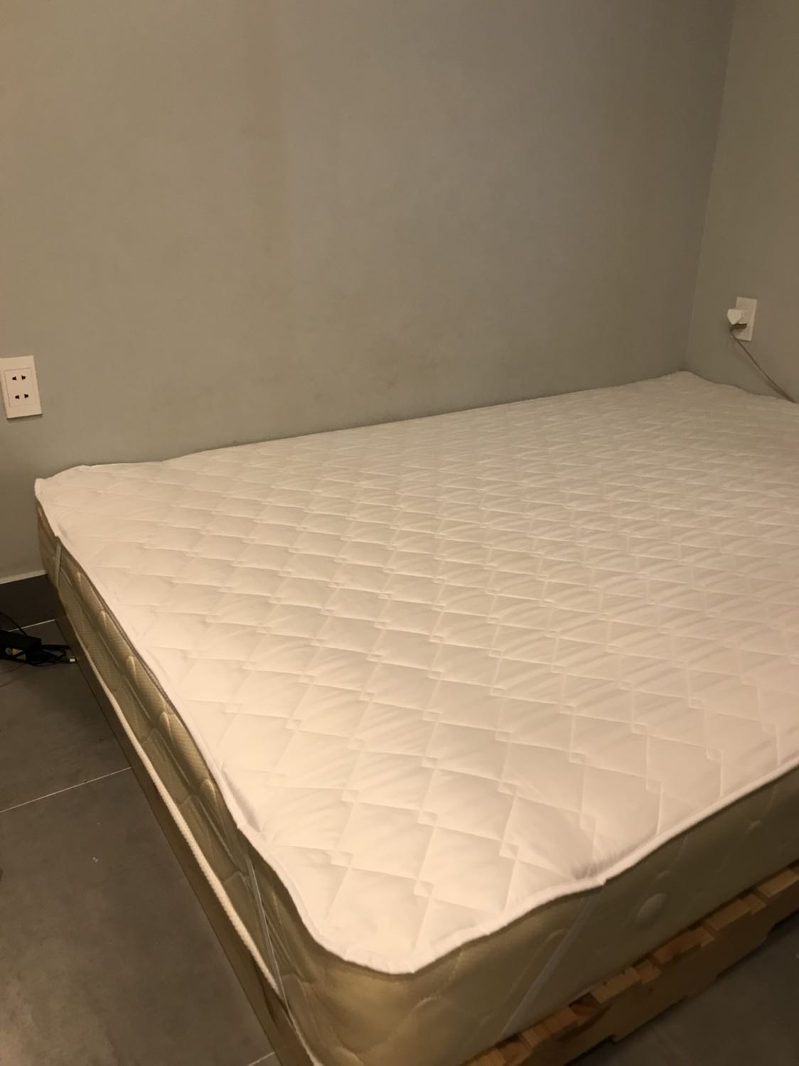 Tấm lót mỏng nhẹ, chất liệu thoải mái, kích cỡ được may đo chính xác từng ly, sợi chun bọc đàn hồi cao, độ dày nệm của mình 2cm và cảm hía là vừa in! Recommend nên mua! Tấm lót mỏng nhẹ, chất liệu thoải mái, kích cỡ được may đo chính xác từng ly, sợi chun bọc đàn hồi cao, độ dày nệm của mình 2cm và cảm hía là vừa in! Recommend nên mua!