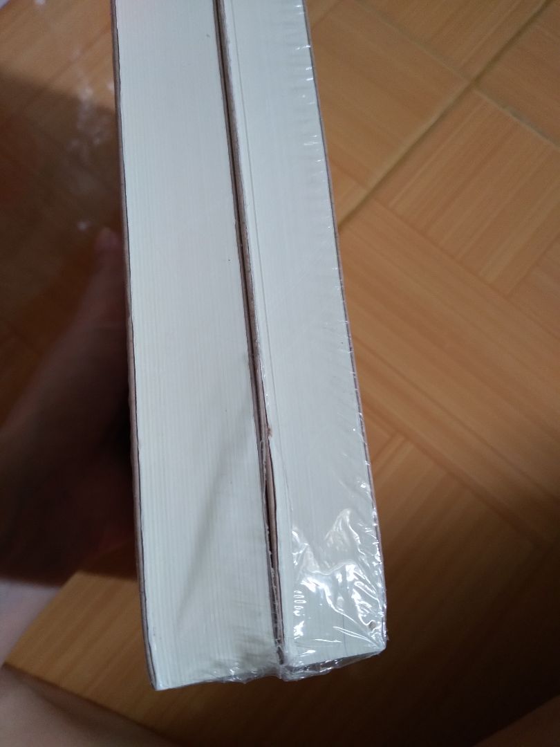lần đầu mua sách tiki,4 quyển chỉ có quyển này là gáy sách trên dưới đều hơi nhăn,chắc là do vận chuyển nên vầy,may mình mua đọc thôi chứ ko sưu tầm,tiki lần sau chú ý nha,còn lại giao hàng thì thân thiện mình rất ưng.