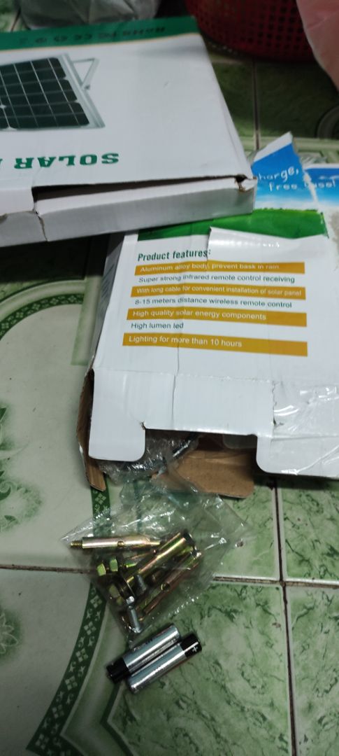 Đèn mới rất sáng. Pin to, đầy đủ tắc kê, ốc bắt. Giao hàng nhanh hơn lịch dự kiến. Nhà cung cấp bọc 2 lớp chống sốc rất chuyên nghiệp. Anh nhân viên giao hàng vui vẻ, chuyên nghiệp (gọi điện thoại hẹn trước).