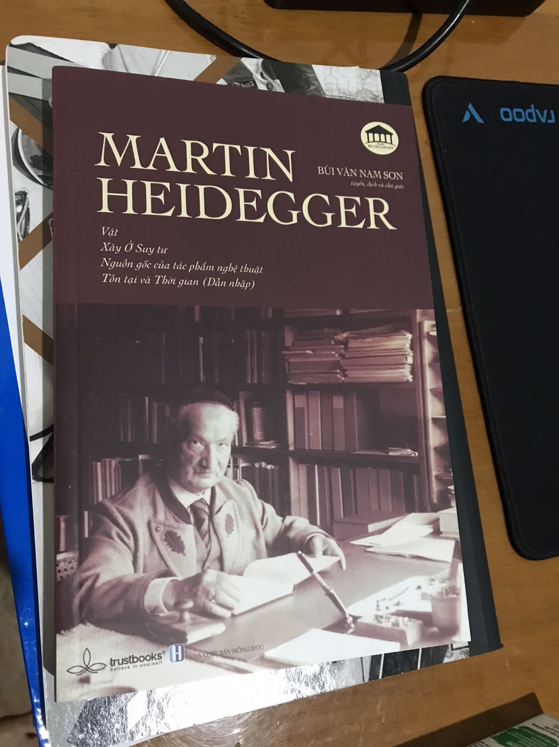 Đây là đơn sách đầu tiên trên thế giới của mình giao 3 lần không được. Cuối cùng cũng nhìn thấy được cuốn sách. Thật nhẹ đầu. May mà cuốn sách có giấy bóng để bỏ vào trong hộp giấy carton không thì không biết cuốn sách sẽ bị ra làm sao nữa. Nhưng may quá, cuốn sách của mình vẫn ổn sau từng ấy lần.