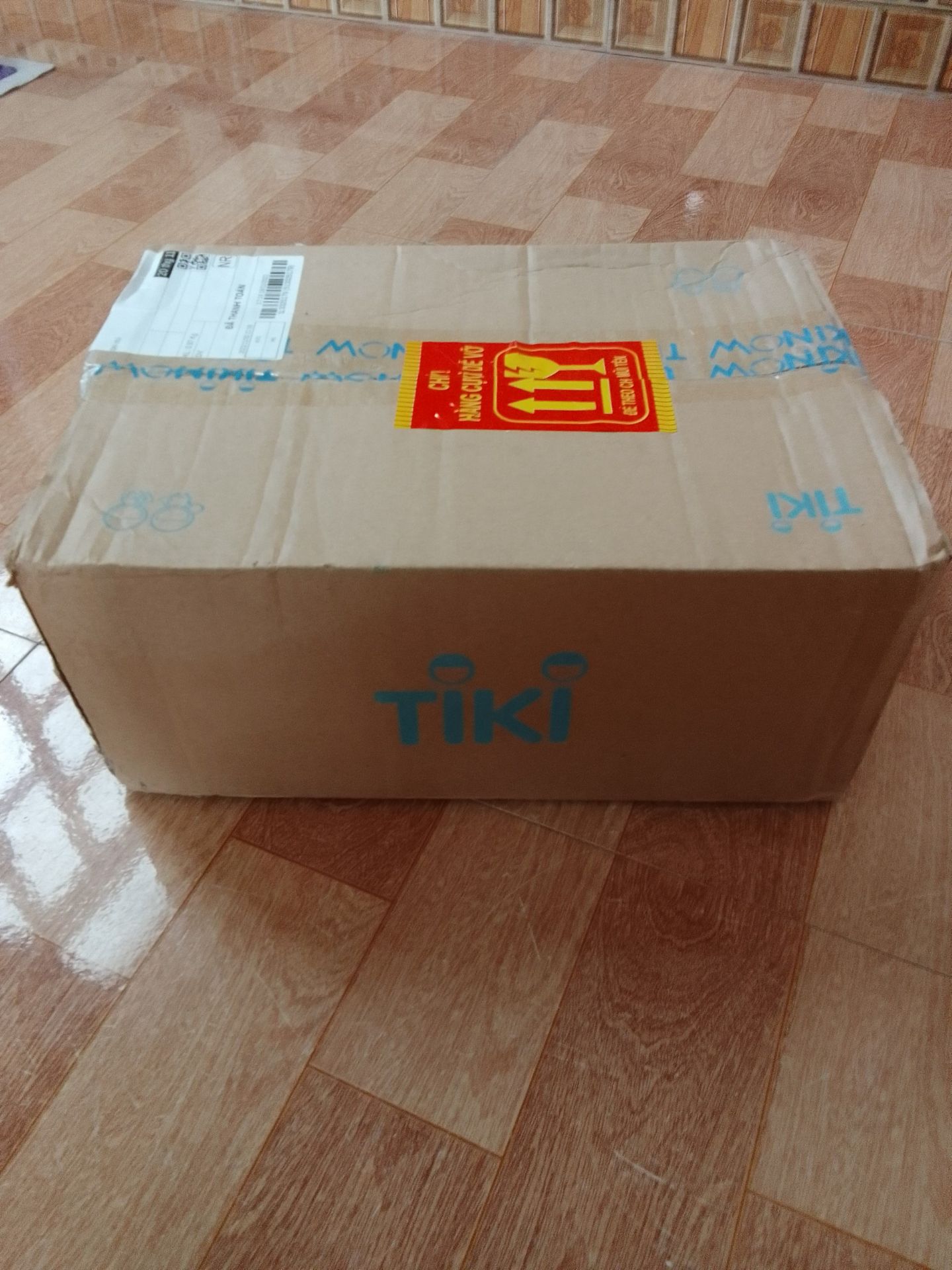 -Giao hàng quá nhanh
-Date xa tận năm 2023
-Đóng hàng kĩ lưỡng, vỏ hộp vẫn còn cứng nguyên, không bị rách
-Bao bọc bằng nilon cẩn thận, quấn tận mấy vòng các bác ạ. Bên dưới còn lót bìa cát tông được cắt nhỏ nên không lo bị vỡ nhé, cực kì yên tâm
-Dầu ngon, mua được giá 60k cũng rẻ rồi, áp mã giảm giá thì còn ngon nữa
=> Đánh giá về tổng thể: 10/10 cho Tiki