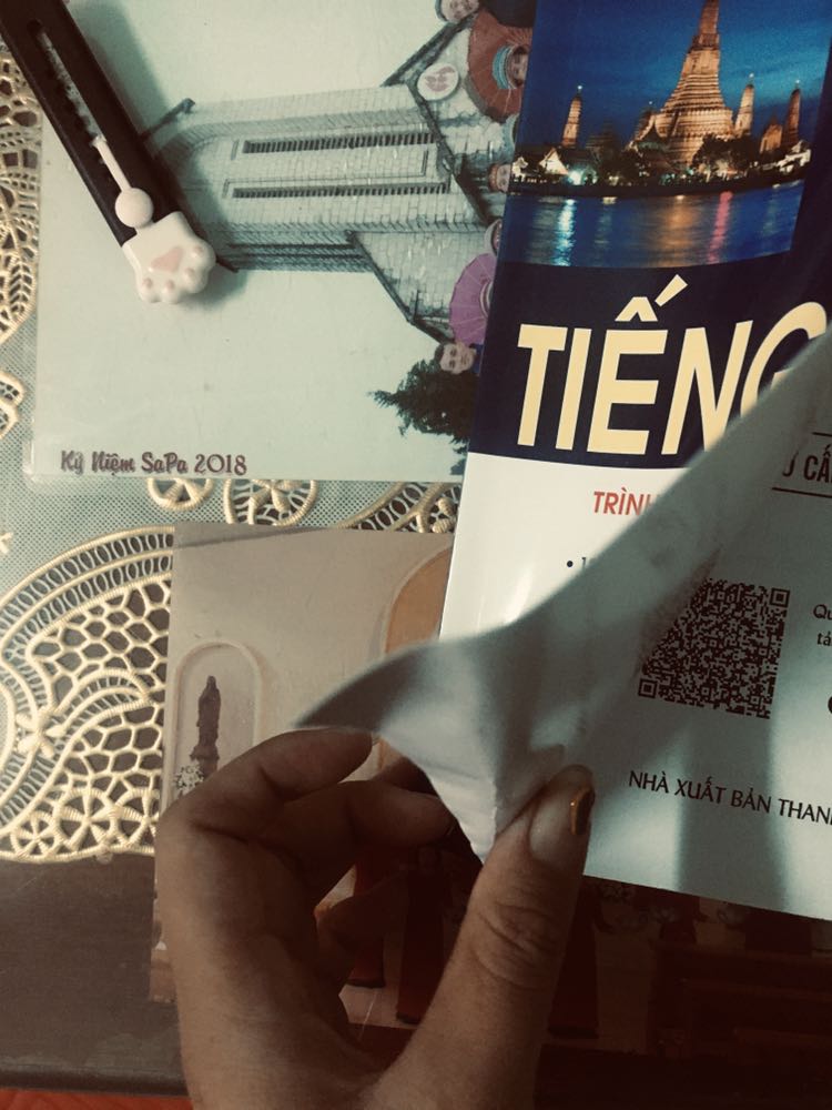 Sách không gói bảo vệ mà nhét thẳng vào hộp, trong hộp cũng không để ý kỹ, khiến sách bị gập bìa. 
Nội dung in sạch sẽ, rõ ràng.