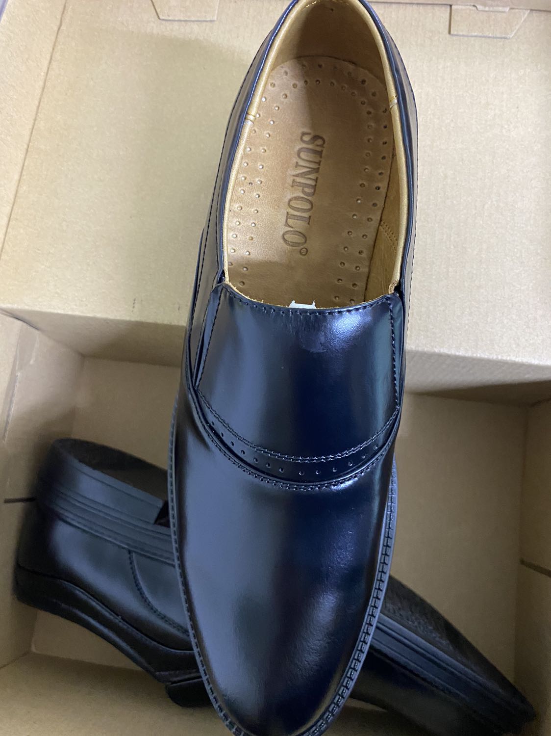 Phải nói rất đẹp rất bóng bẩy đúng giày tây lịch thiệp, da bò thật và rất đẹp, đế giày dày dặn, đường may mũi chỉ đẹp và chắc, 5 sao nên trải nghiệm