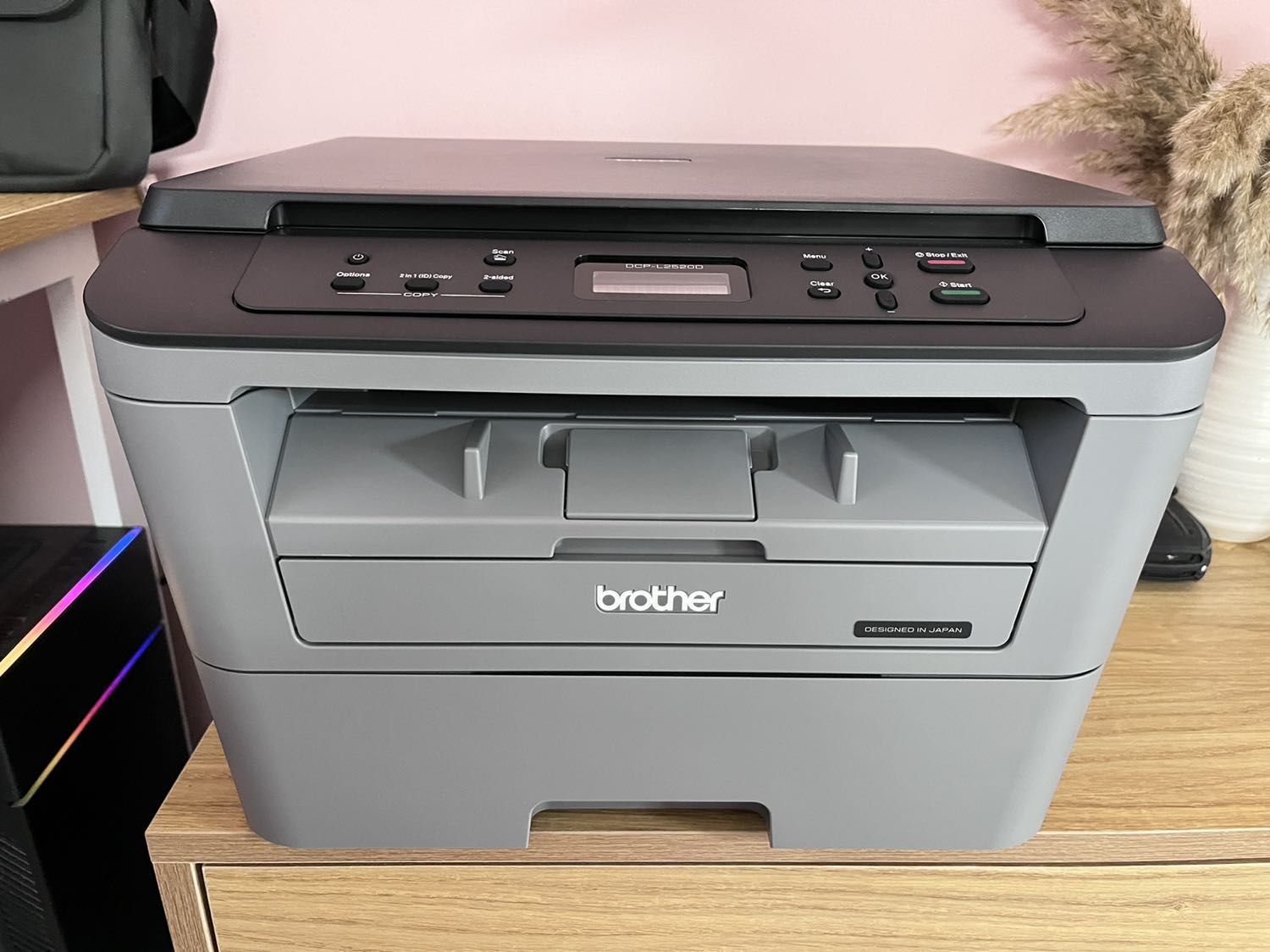 Máy thiết kế đẹp, gọn, mực in sắc nét, khi in hơi ồn xíu, phù hợp với văn phòng nhỏ hoặc làm việc tại nhà. Chỉ tiếc là lúc đặt thấy để tặng ram giấy a4 nhưng lên đơn ko có. Còn lại ok.